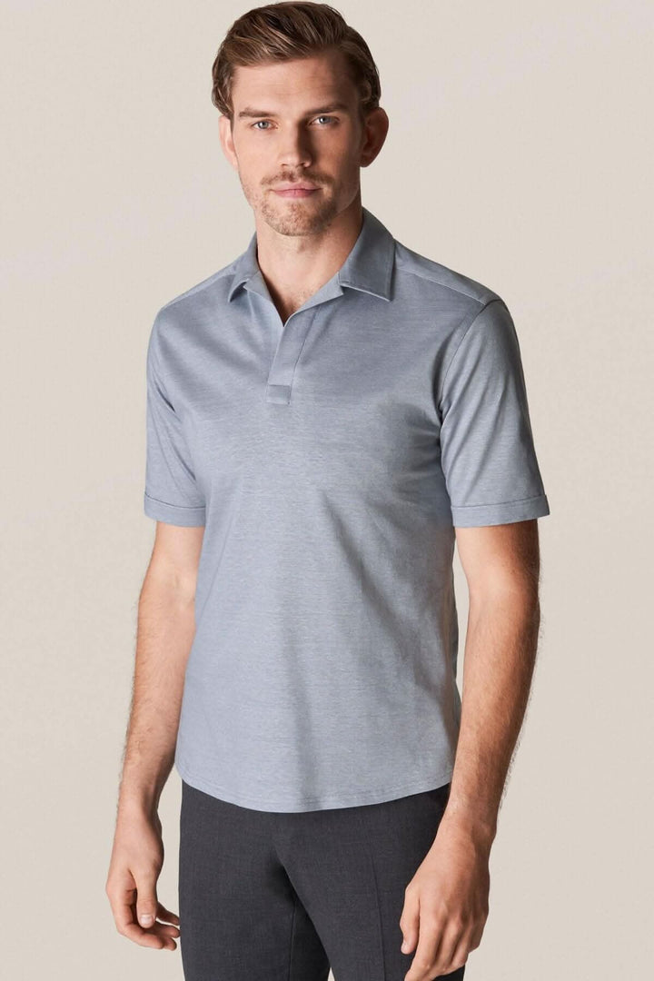 Polo en lin et coton gris, doux et respirant, idéal pour un look élégant et décontracté.