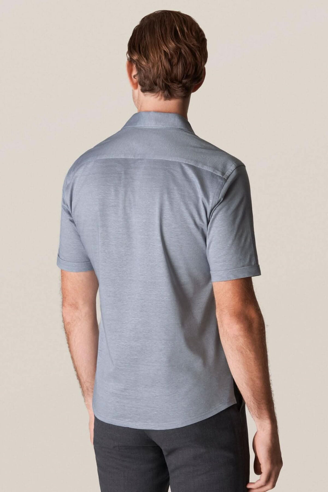 Polo en lin et coton gris clair, avec col ouvert, vue arrière, style moderne et respirant.