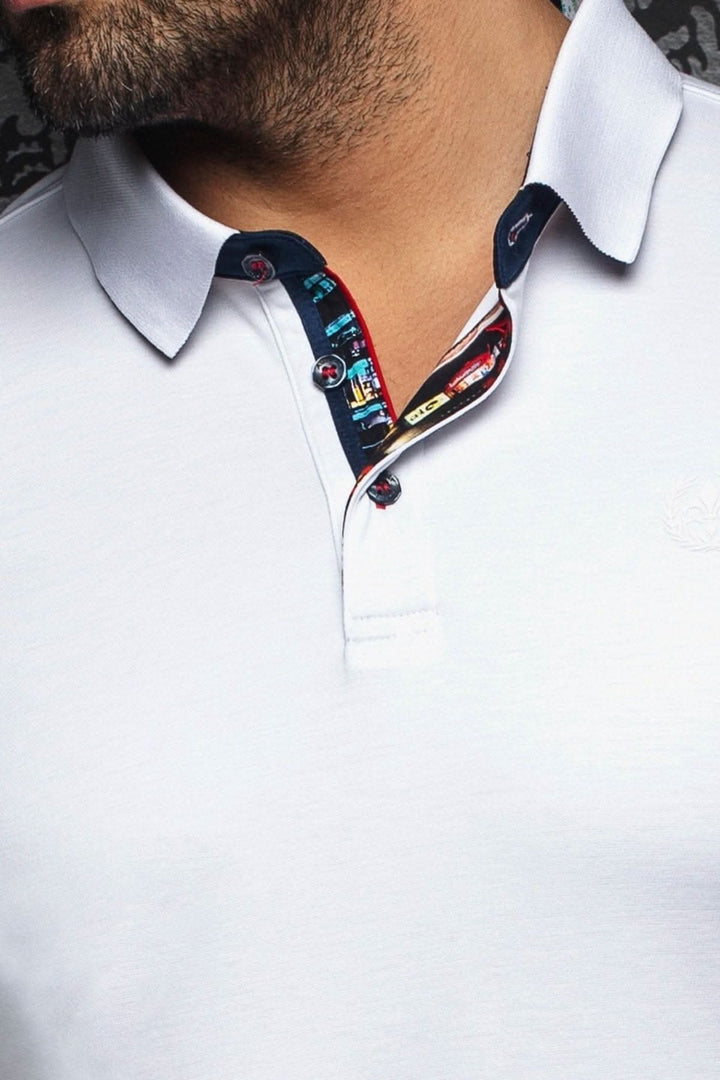 Polo blanc pour homme avec col contrastant et détails colorés, tissu en coton haut de gamme.