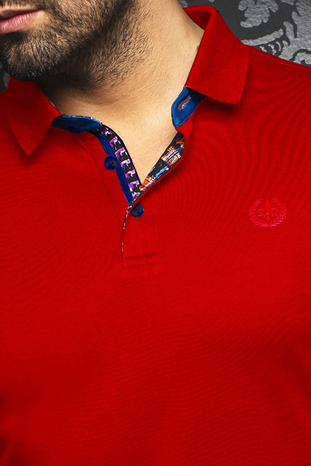 Polo homme rouge avec col contrastant, broderie Au Noir, tissu léger et confortable, style décontracté.