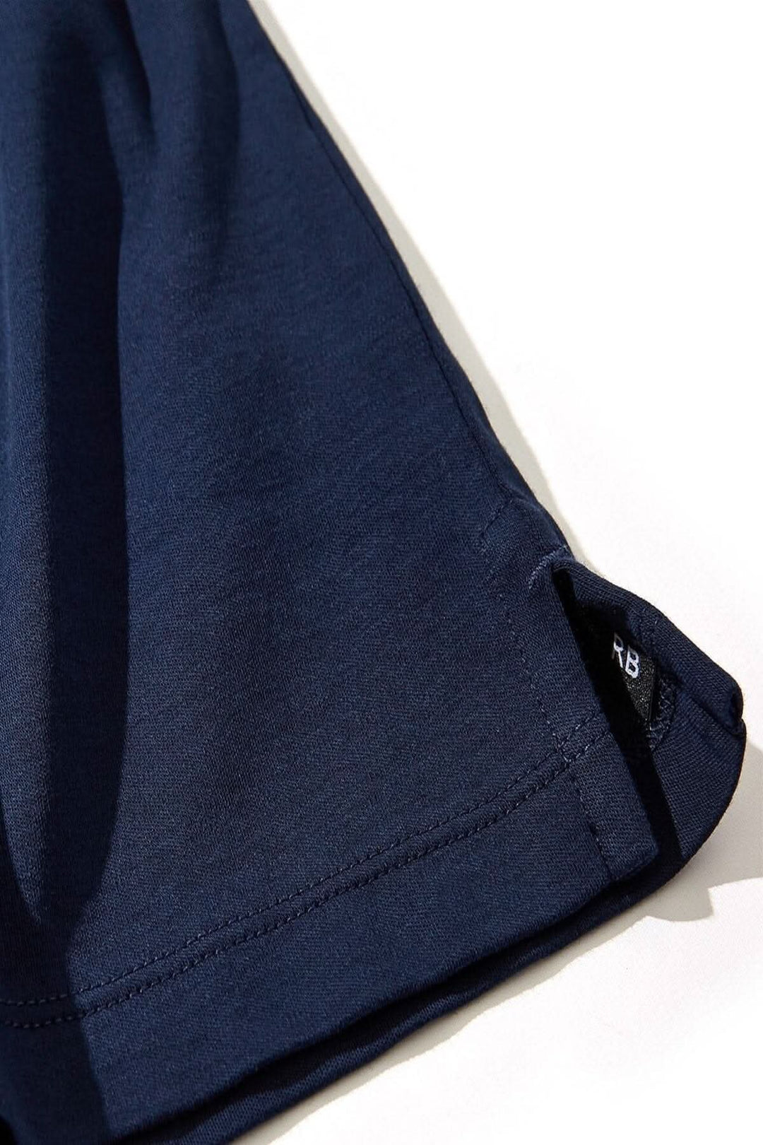 Polo Georgia en coton Pima, détail du col et couture, couleur bleu marine, ultra-confortable et résistant.