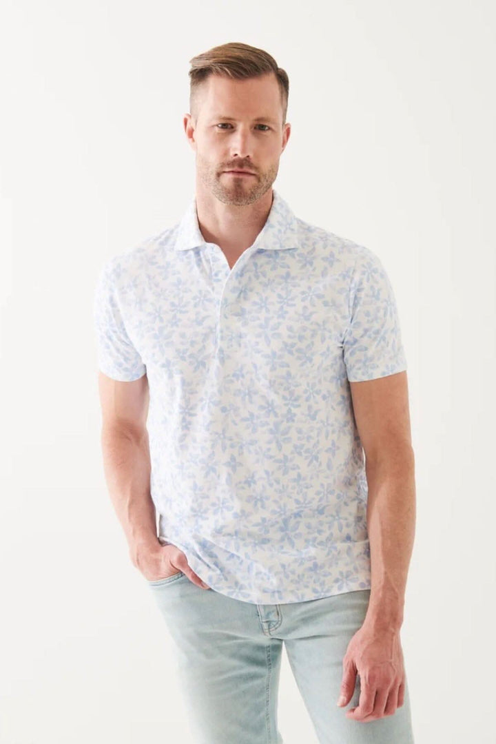 Homme portant un polo imprimé floral en coton pima, coupe régulière, parfait pour l&