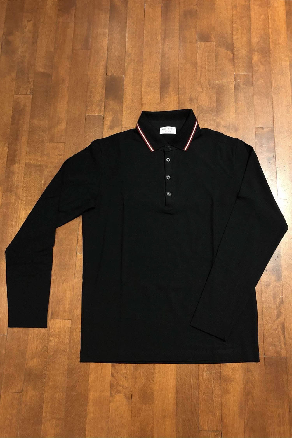 Polo Phil Petter à manches longues noir avec collet rouge et blanc, 93% viscose et 7% élasthanne, confort total.