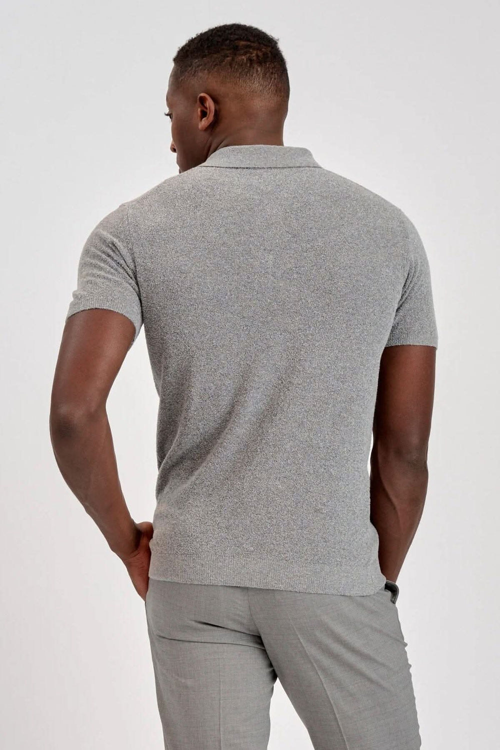 Polo en coton Terry gris pâle, confort décontracté pour l'été, avec col et fermeture à boutons, arrière du vêtement.