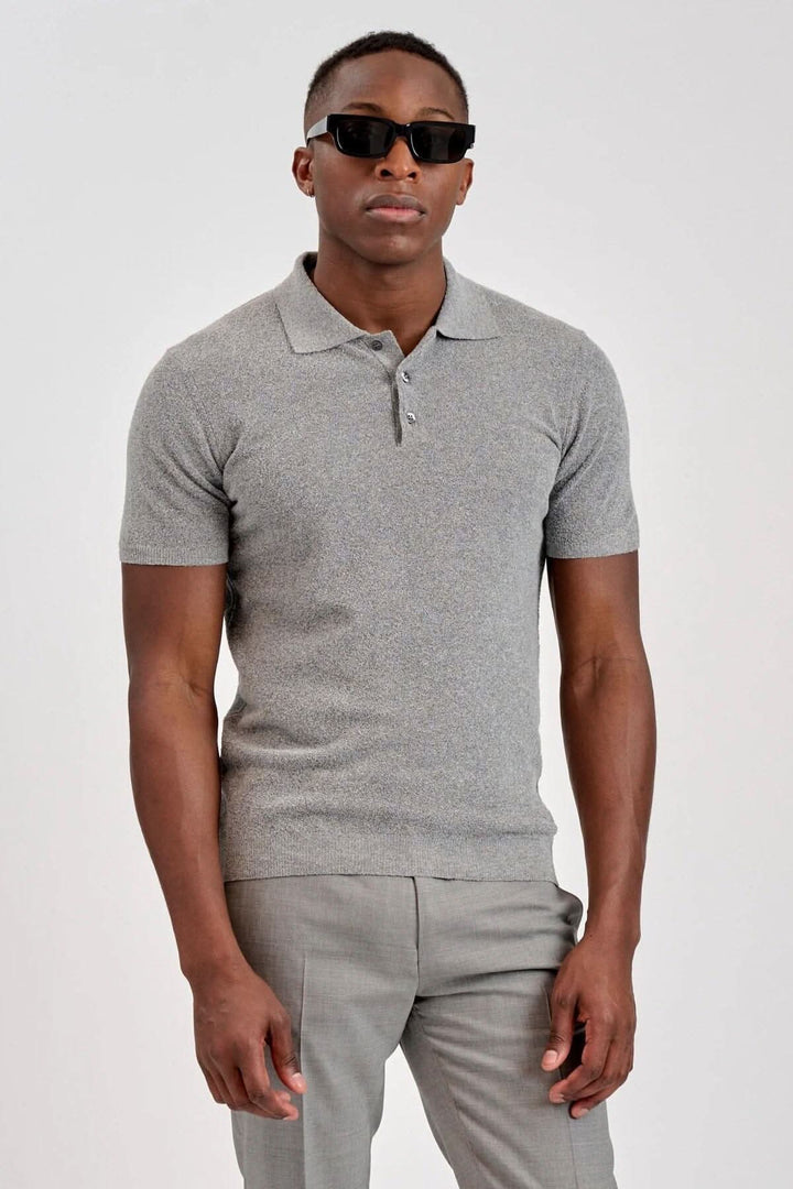 Polo gris en coton Terry, style décontracté, porté par un homme avec lunettes de soleil, idéal pour l&