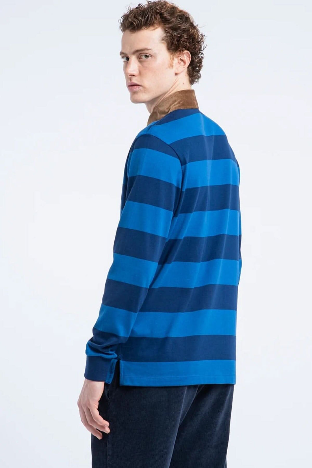 Polo rugby ligné Paul and Shark en coton biologique, col velours, porté par un homme, style incontournable.