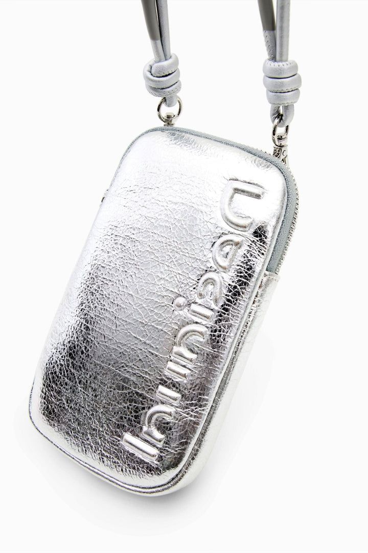 Porte-smartphone portefeuille en cuir argenté avec logo embossé et cordon amovible, idéal pour un style moderne.