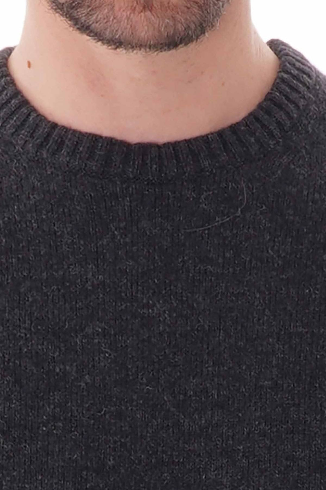 Pull en laine Shetland avec col rond, mettant en avant une texture douce et classique, couleur sombre.