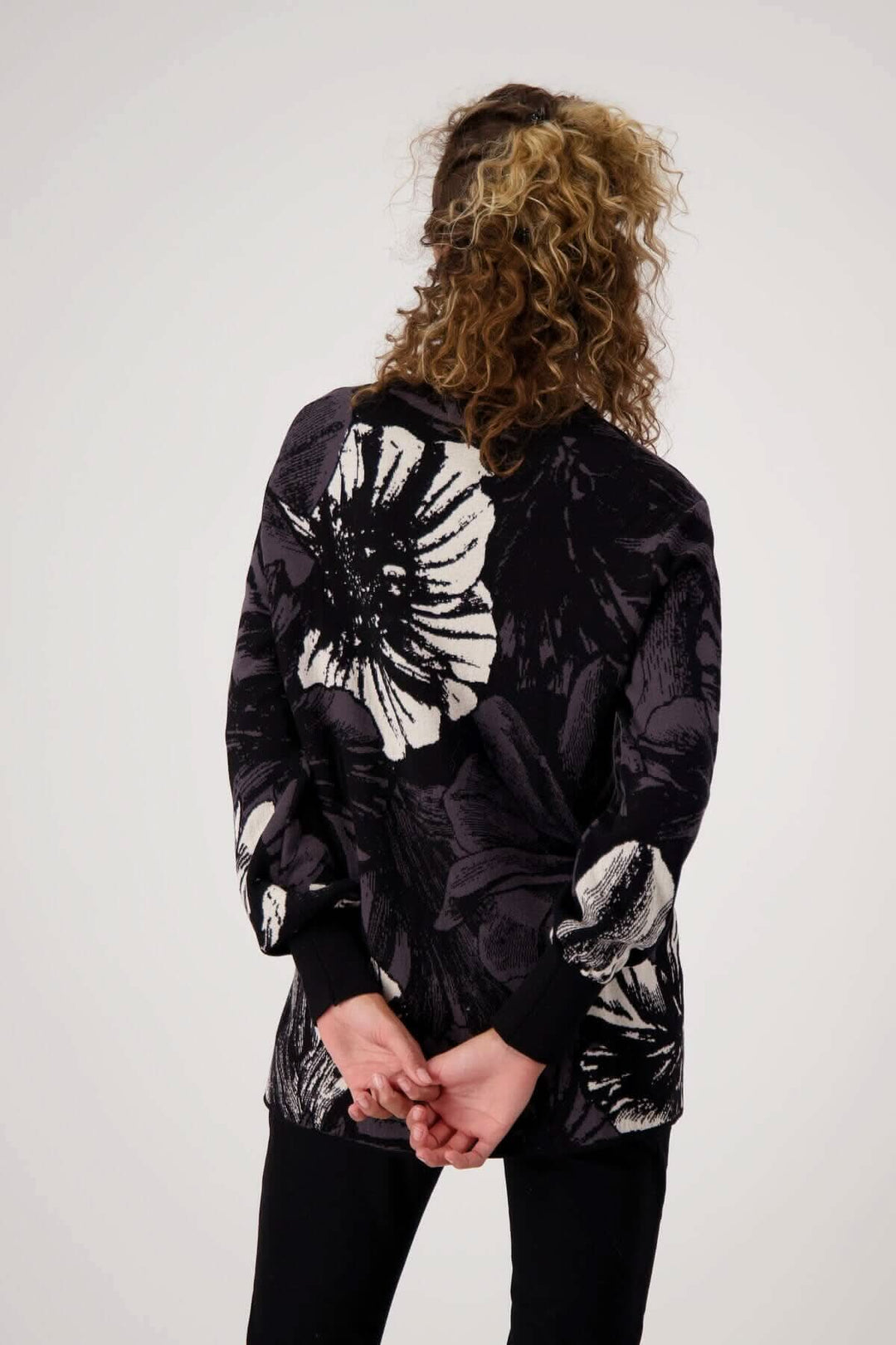 Pull en maille de coton à motifs floraux avec strass, vue arrière, style moderne, coupe droite.