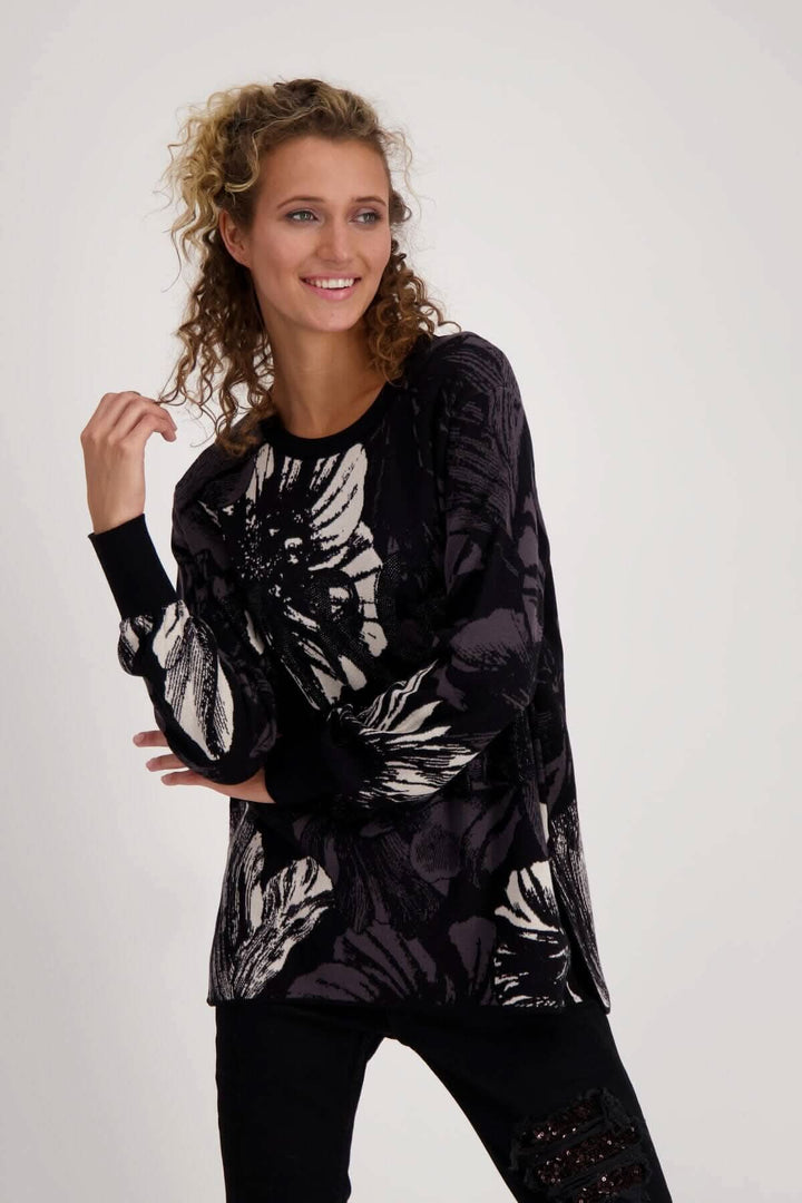 Pull en maille de coton à motif floral noir et blanc avec strass, coupe droite et détails modernes.