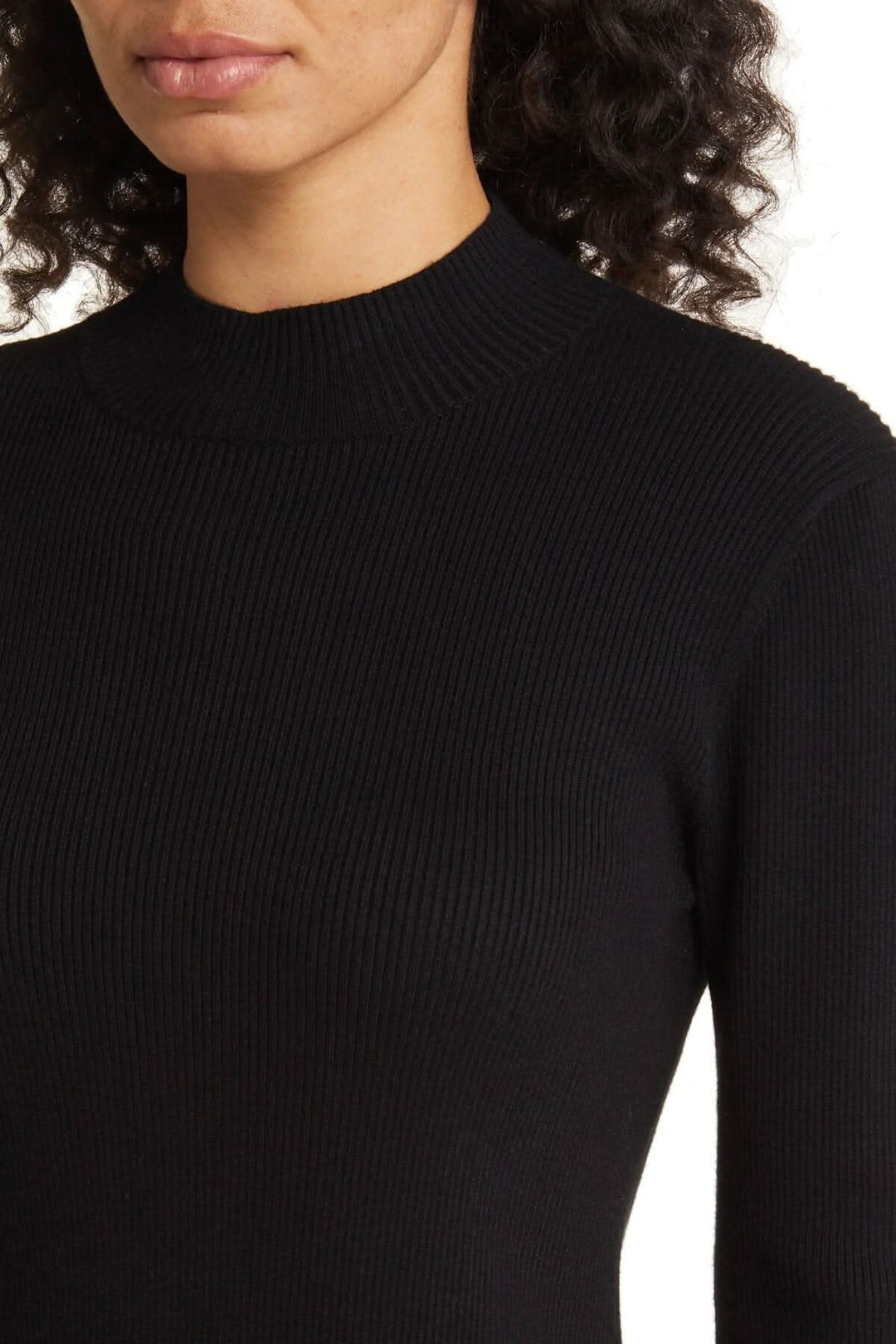 Pull tunique côtelé noir avec col roulé, parfait pour un look élégant et confortable.