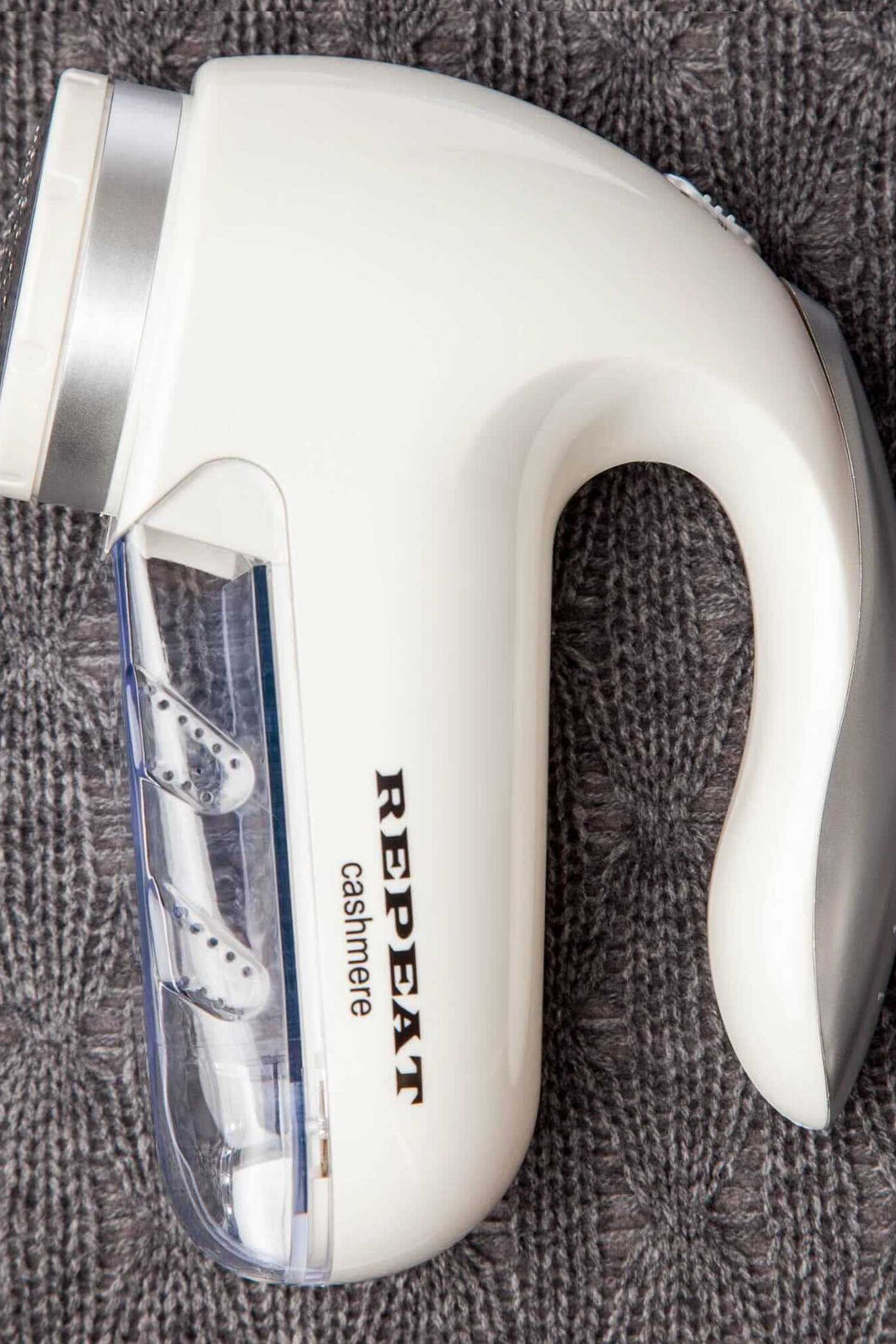 Rasoir à laine électrique pour enlever bouloches et fibres, avec récipient transparent et brosse de nettoyage incluse.