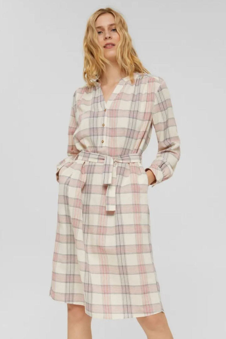 Robe midi à motifs à carreaux beige, rouge et noir, avec ceinture et manches longues, confortable et légère.