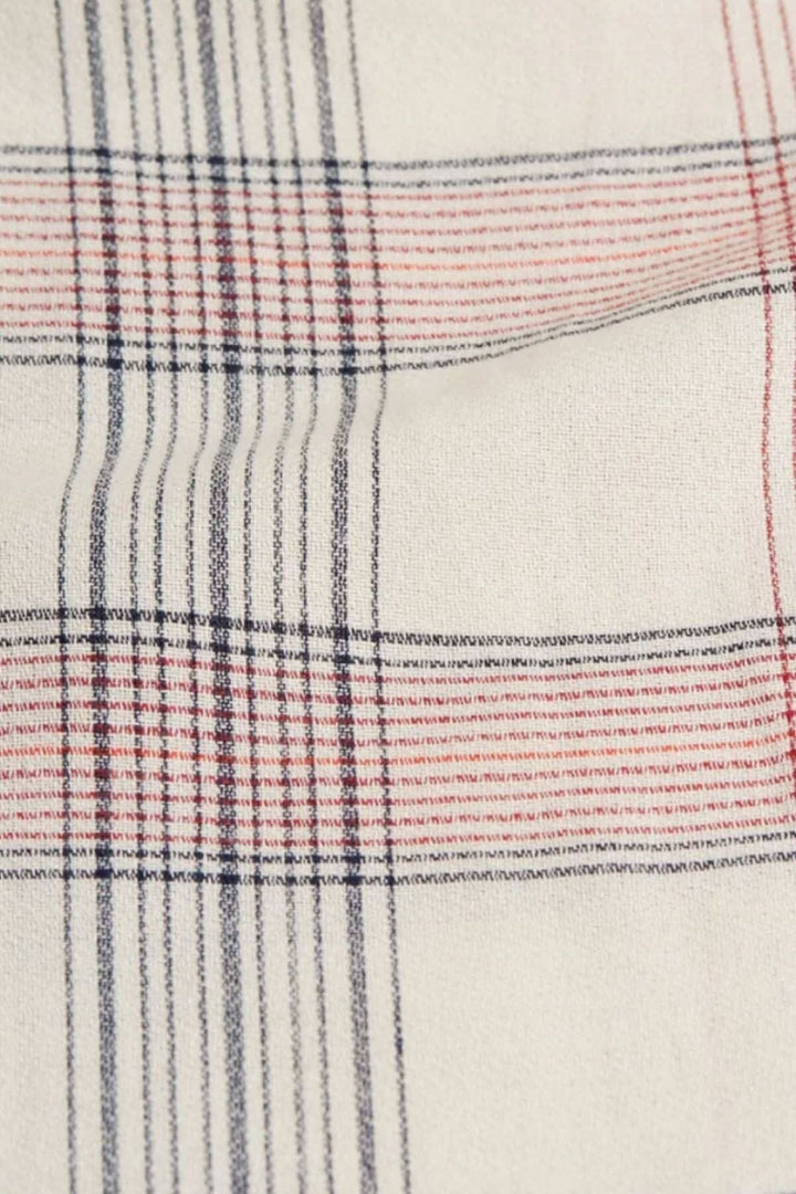 Motifs à carreaux en beige, rouge et noir sur un tissu léger et confortable.