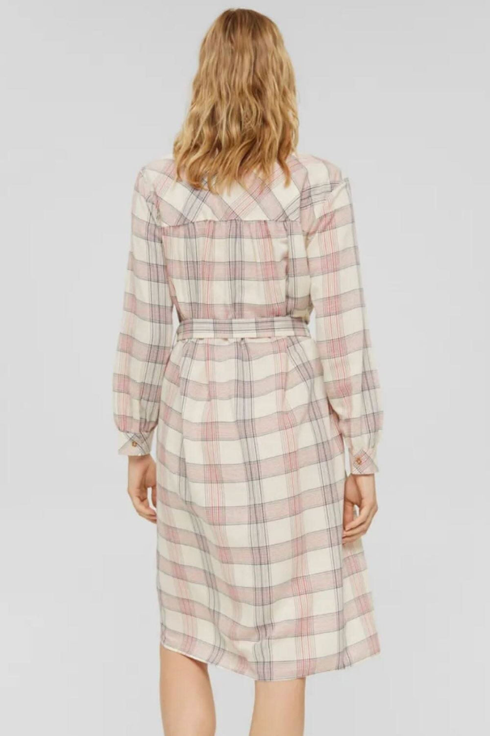 Robe midi à motifs à carreaux beige, rouge et noir, avec ceinture, manches longues.