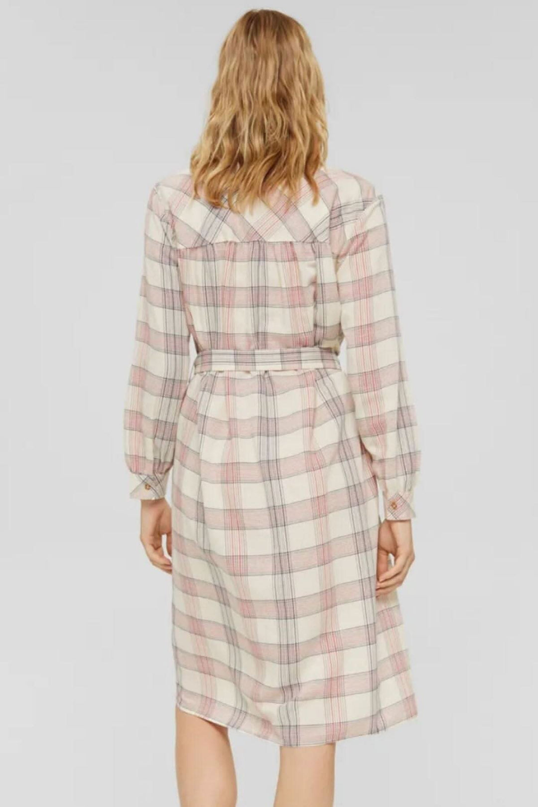 Robe midi à motifs à carreaux beige, rouge et noir, avec ceinture, manches longues.