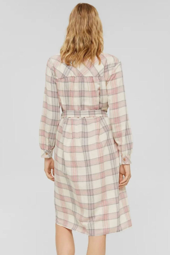 Robe midi à motifs à carreaux beige, rouge et noir, avec ceinture, manches longues.