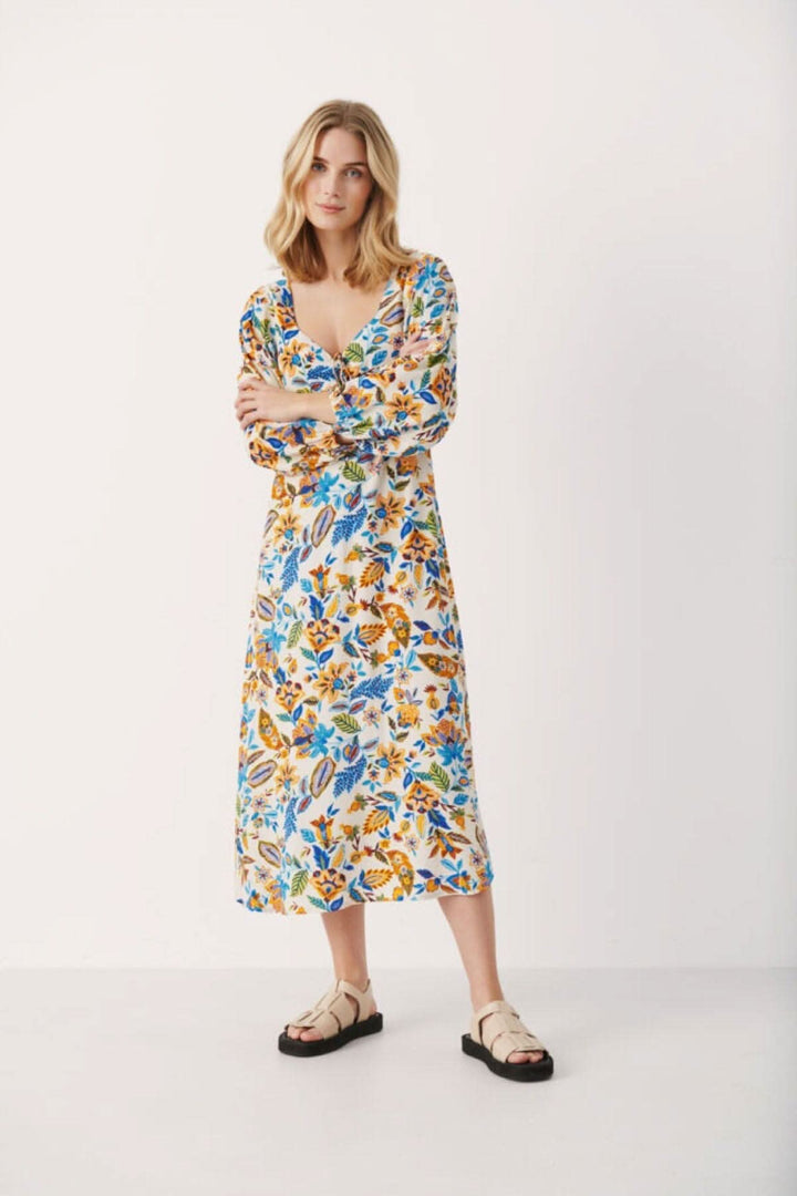 Robe fleurie Samira longue avec manches bouffantes, motif coloré, portée par mannequin de 174 cm.