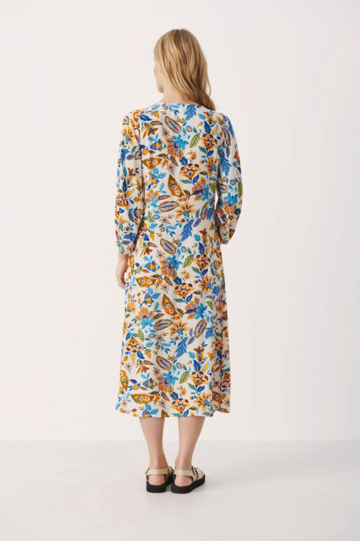 Robe fleurie Samira, vue arrière, longue, manches bouffantes, tissu confortable, style décontracté.
