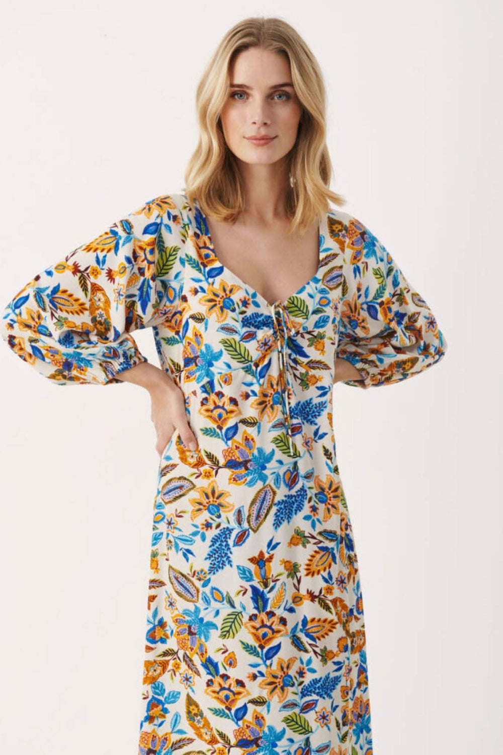 Robe fleurie Samira avec col en V et manches bouffantes, modèle élégant et confortable.