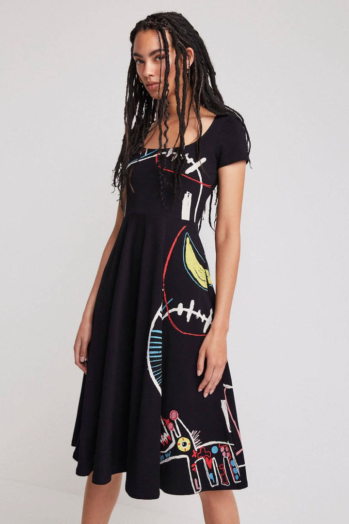 Robe longue à imprimé artistique en tissu noir, coupe trapèze, manches courtes, encolure carrée et couleurs vives.
