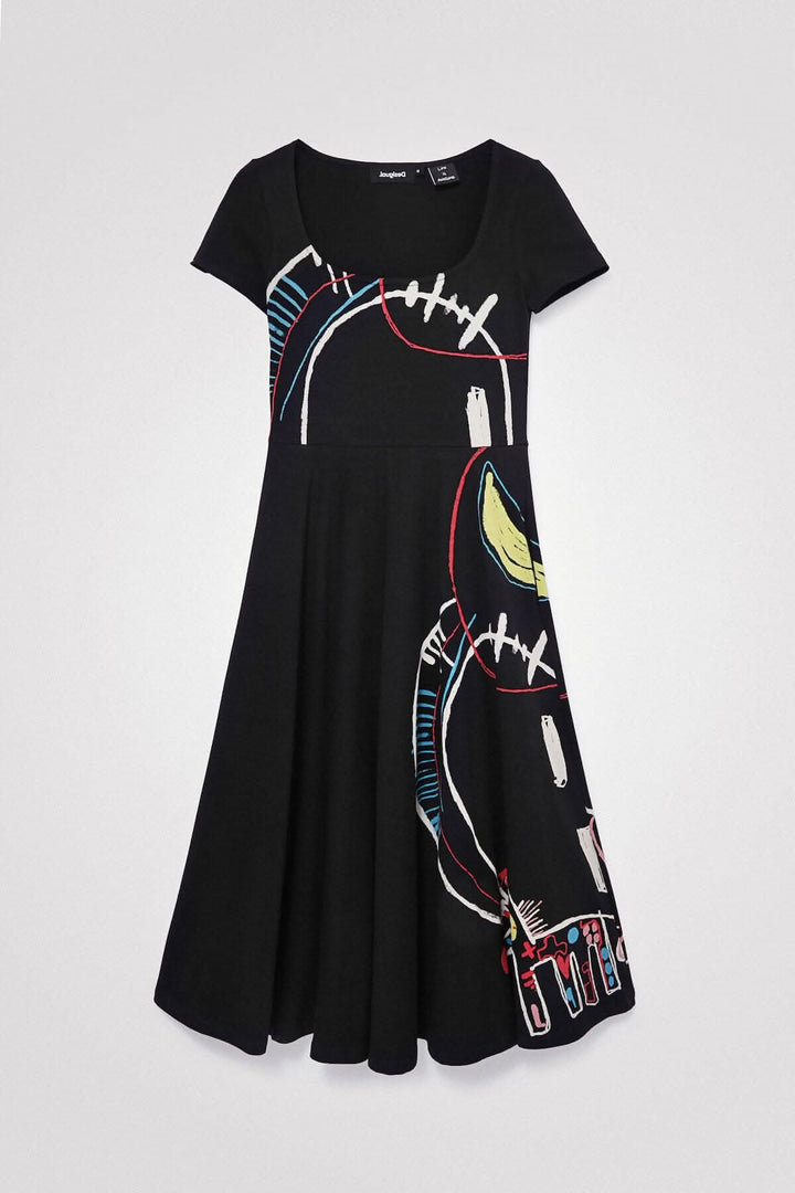Robe longue à imprimé artistique noir avec motifs colorés, manches courtes et coupe trapèze.