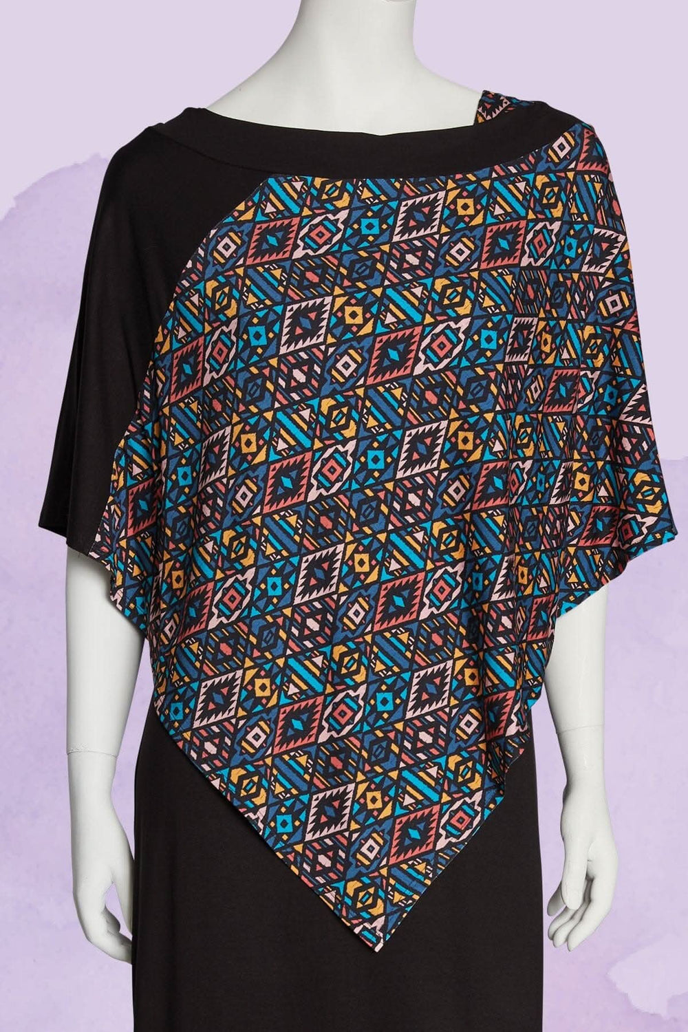 Robe maxi noire avec bretelles larges et bustier imprimé coloré, élegante et confortable.