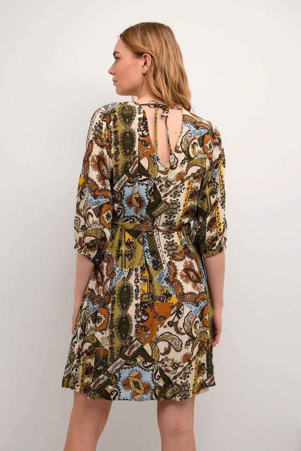 Robe Melody imprimée, style bohème, coupe droite, ouverture au dos, cordon ajustable à la taille, manches 3/4.