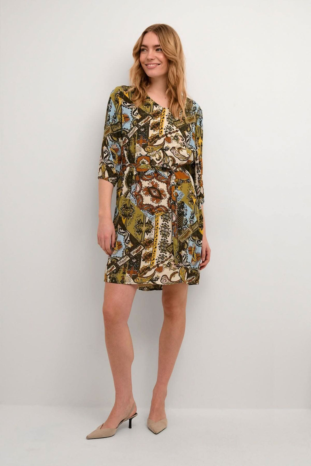 Robe Melody imprimée au look bohème, manches 3/4, longueur au-dessus du genou, coupe droite et cordon ajustable.