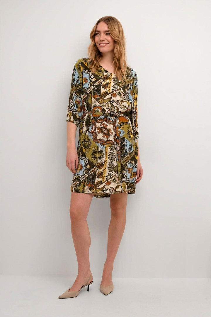 Robe Melody imprimée au look bohème, manches 3/4, longueur au-dessus du genou, coupe droite et cordon ajustable.