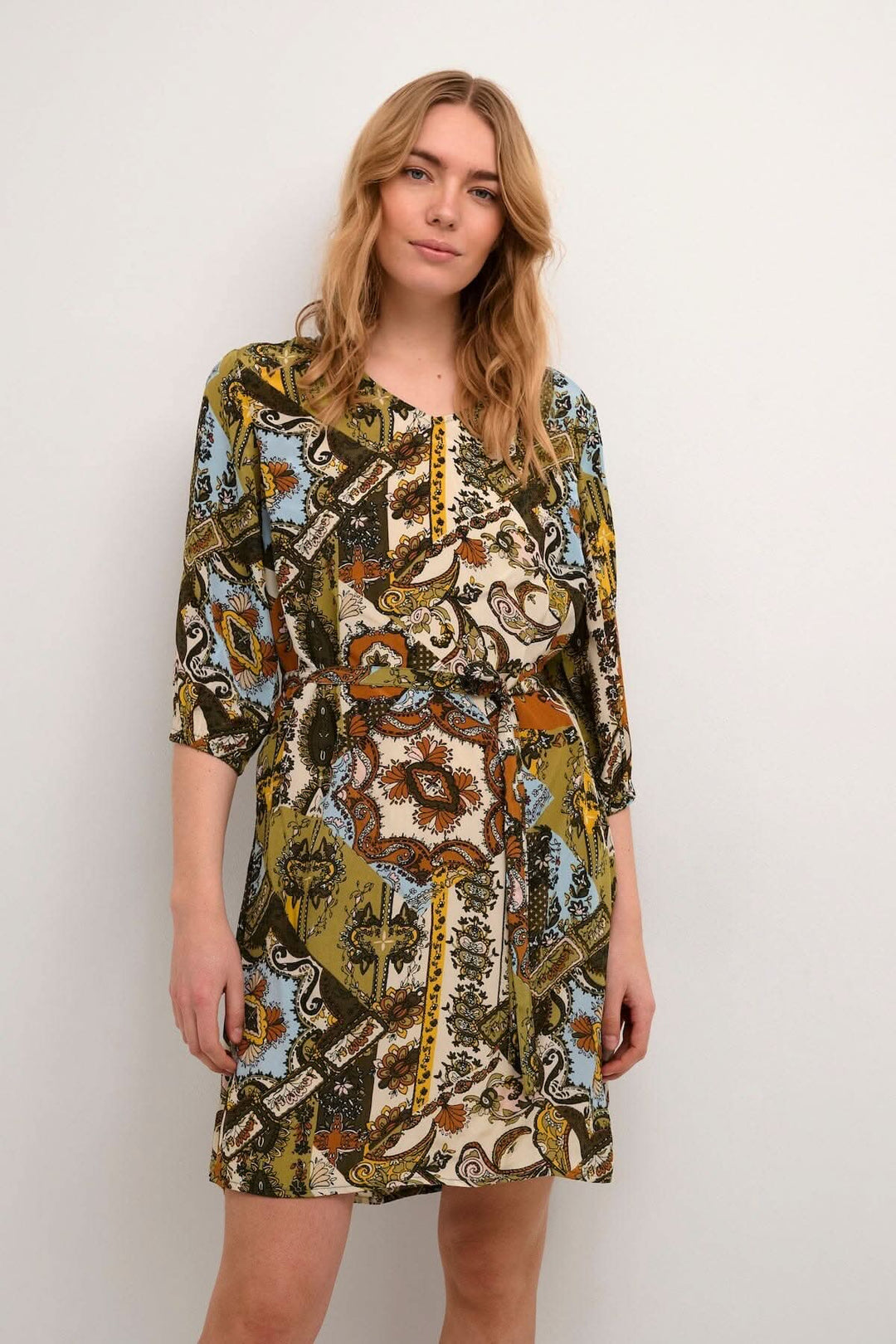 Robe Melody bohème imprimée avec ouverture au dos et cordon ajustable à la taille, manches 3/4.