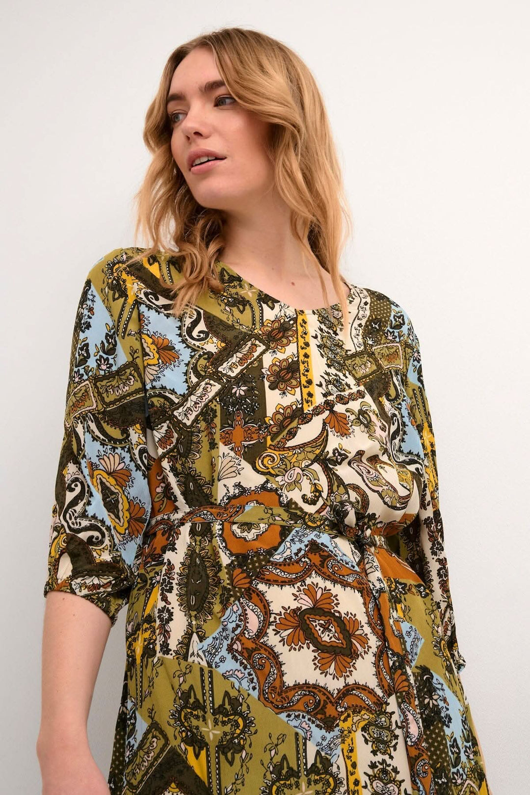 Robe Melody imprimée au look bohème, manches 3/4 et cordon ajustable à la taille.