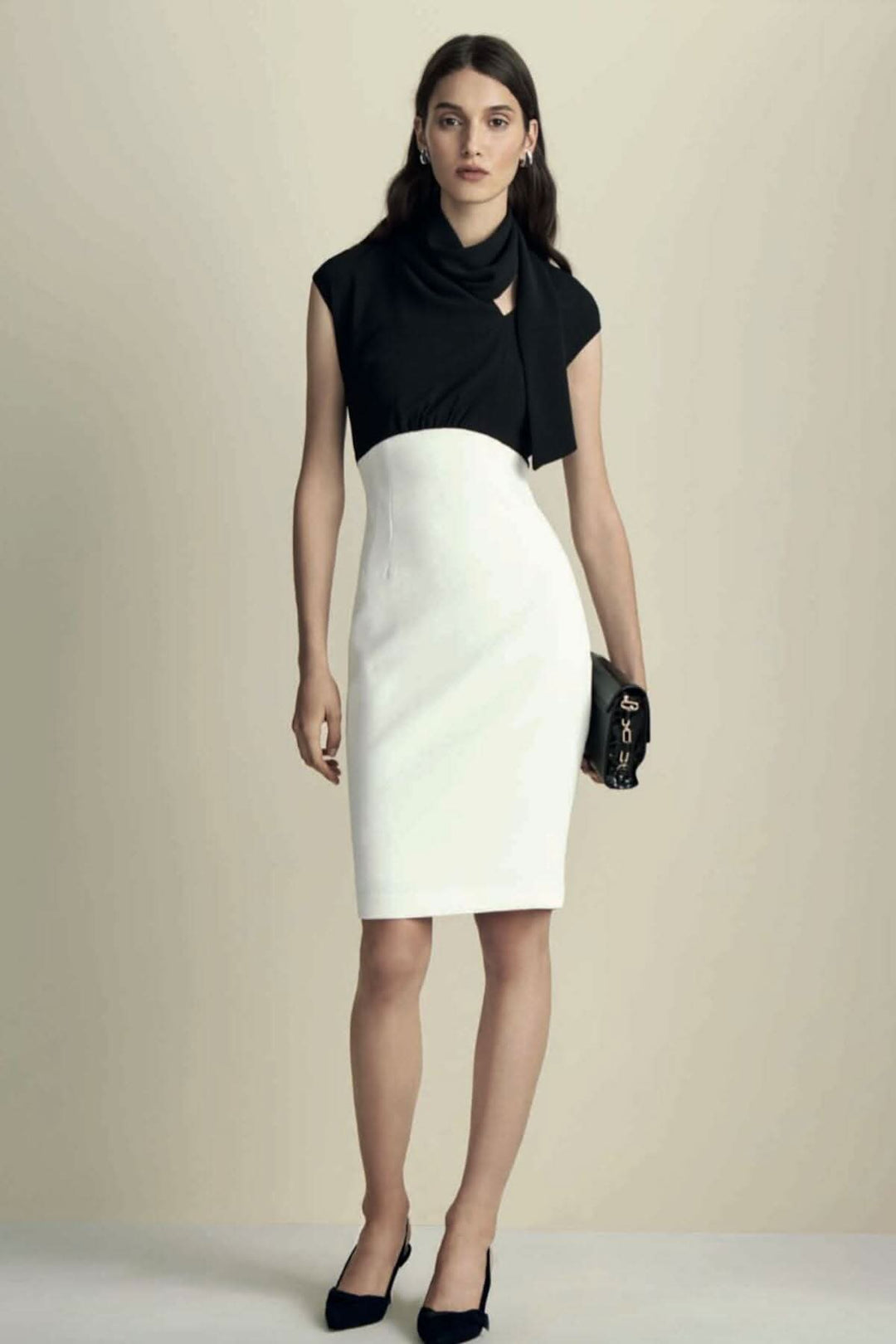 Robe noire et blanche Iris Setlakwe, en polyester, élégante et chic, portée par un mannequin, style S20WD5672.