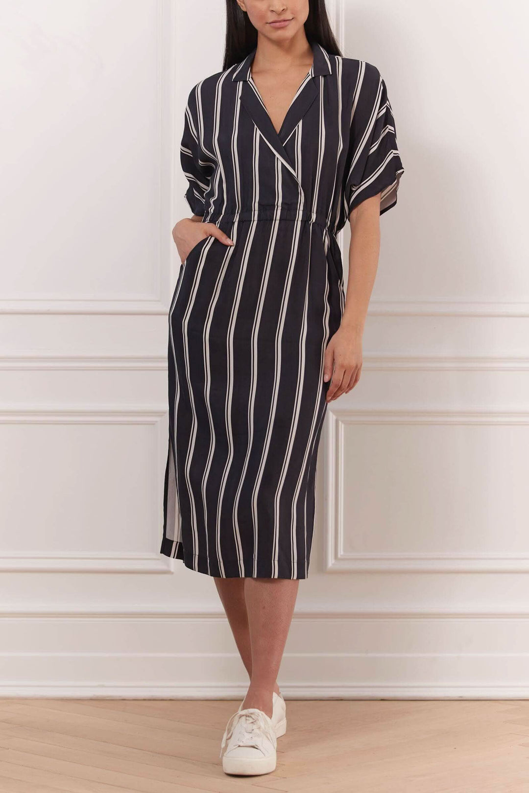 Robe portefeuille rayée en cupro, col en V, poches, élastique à la taille, style décontracté, confort d'été.