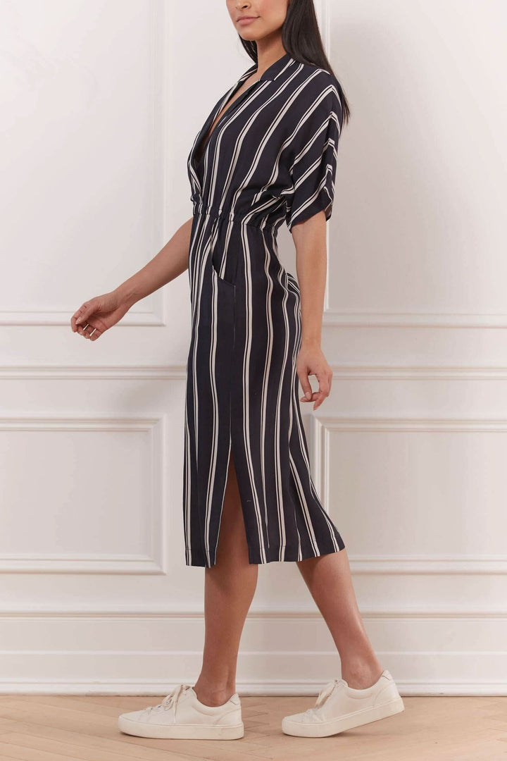 Robe portefeuille lignée à rayures avec poches et fentes, idéale pour l'été, confortable et décontractée.