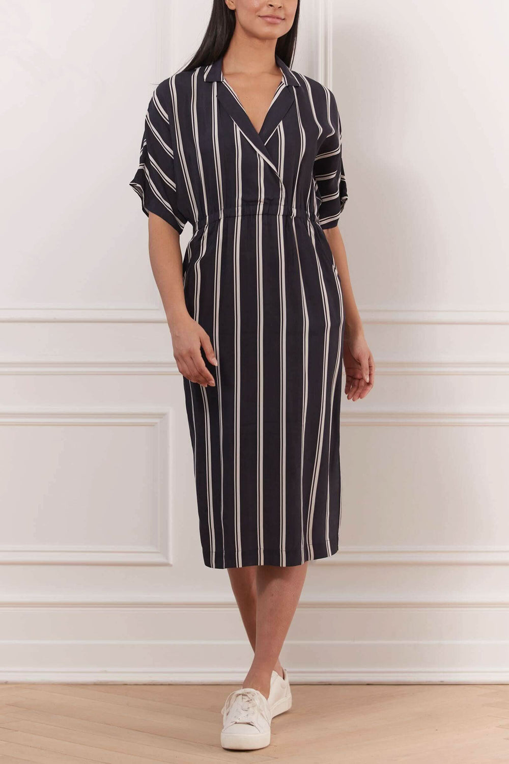Robe portefeuille à rayures noires et blanches, col en V, manches fluides, poches et taille élastique, style décontracté.