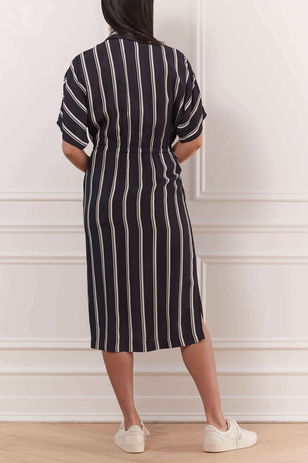 Robe portefeuille à rayures, confortablement cintrée à la taille, vue arrière, style décontracté pour l'été.