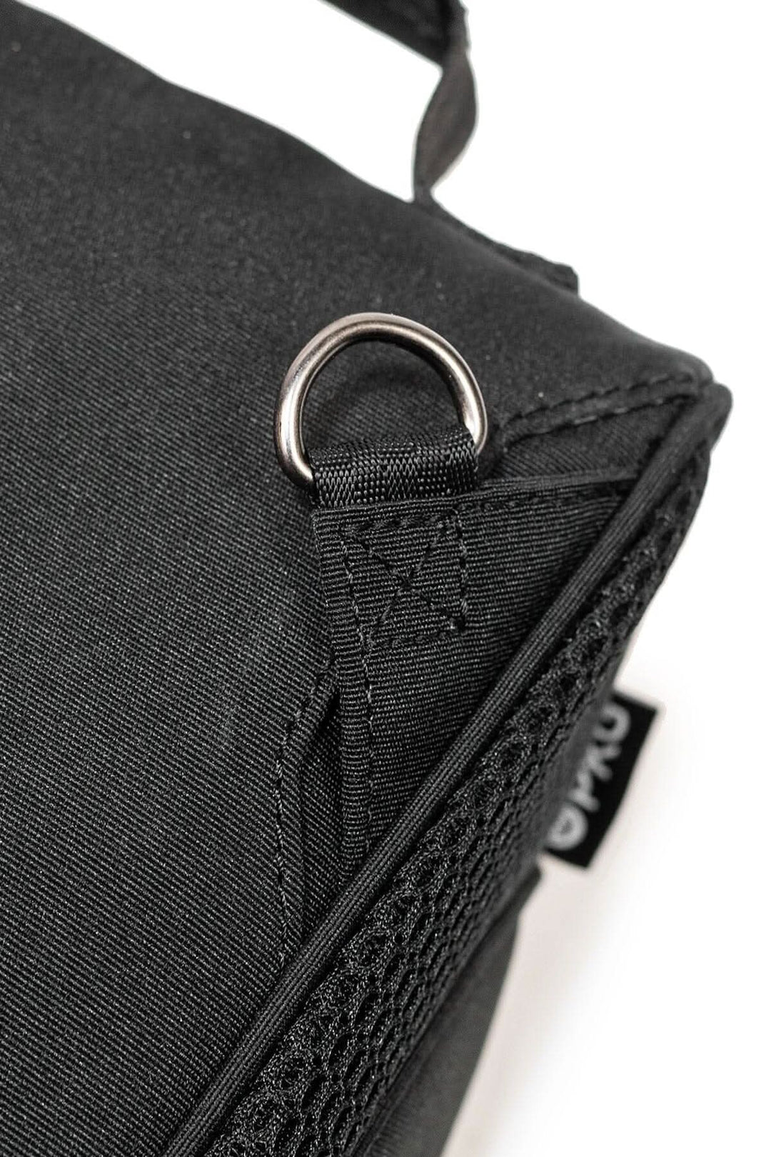 Détail du sac à chaussures Angus avec boucle en métal et tissu en polyester noir résistant.