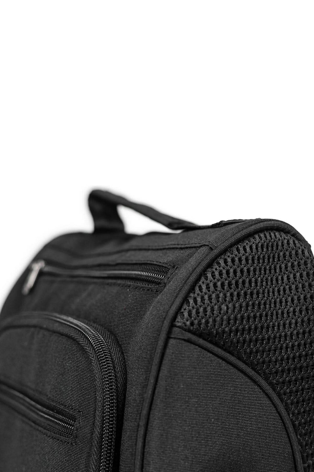 Sac à chaussures Angus en polyester noir avec tissu extérieur résistant et ventilation intégrée.