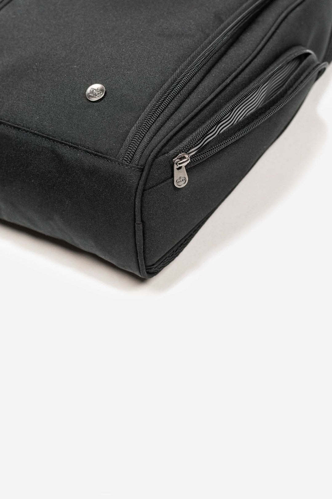 Sac à chaussures Angus en polyester résistant avec fermeture éclair et logo, idéal pour ranger vos chaussures.