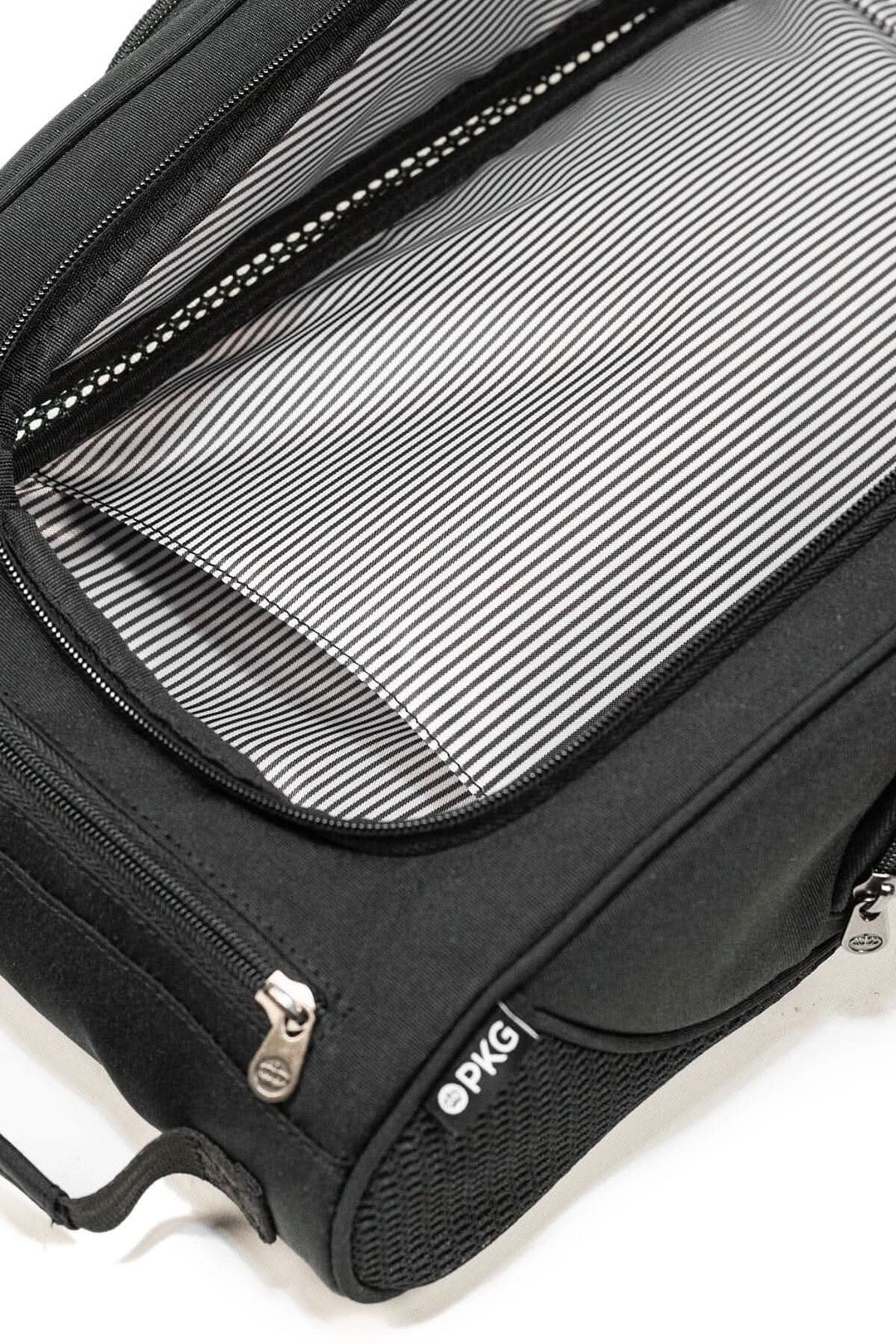 Intérieur du sac à chaussures Angus PKG avec rayures, haut de gamme et résistant aux intempéries.