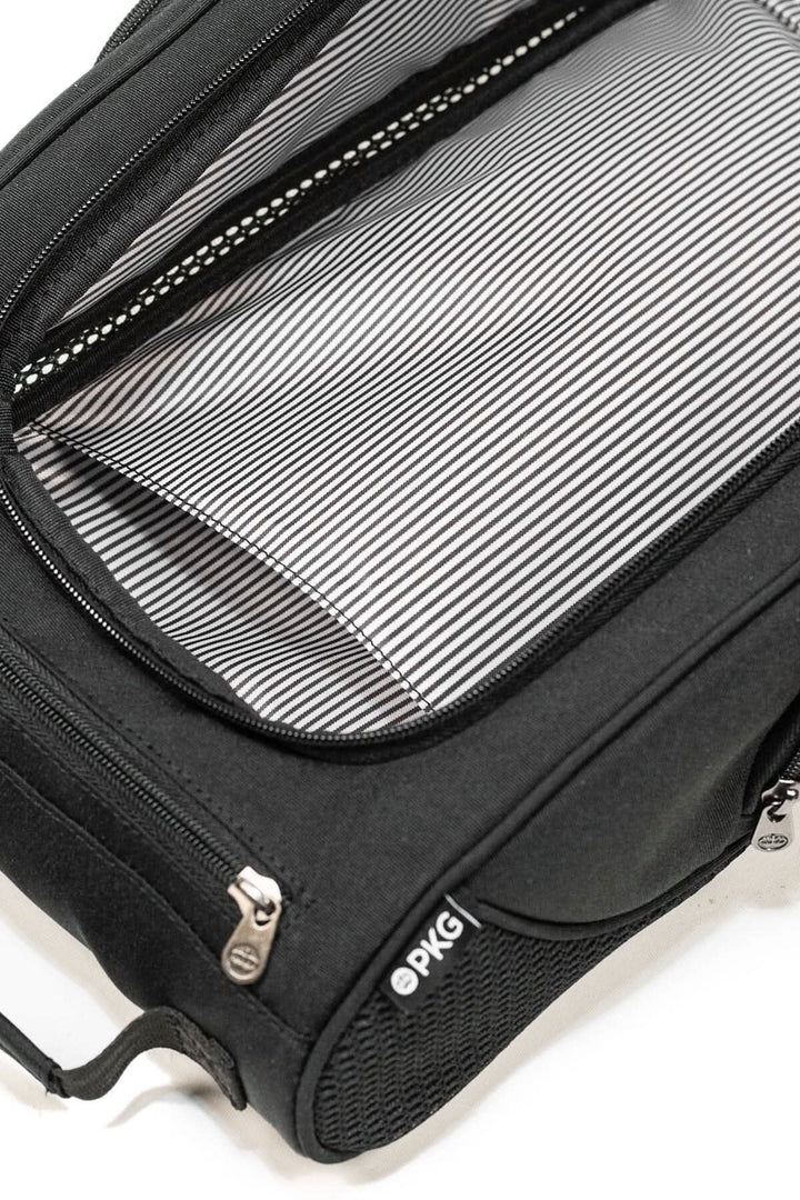 Intérieur du sac à chaussures Angus PKG avec rayures, haut de gamme et résistant aux intempéries.