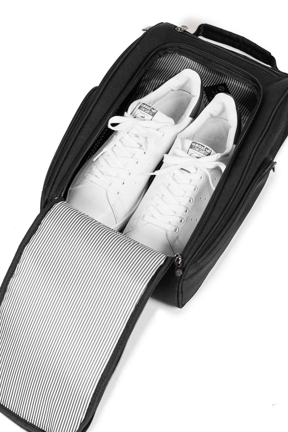 Sac à chaussures PKG Angus avec chaussures blanches à l'intérieur et doublure rayée.