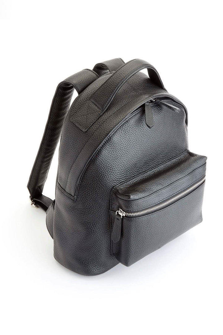 Sac à dos de voyage compact en cuir noir avec grand compartiment et poche avant zippée.