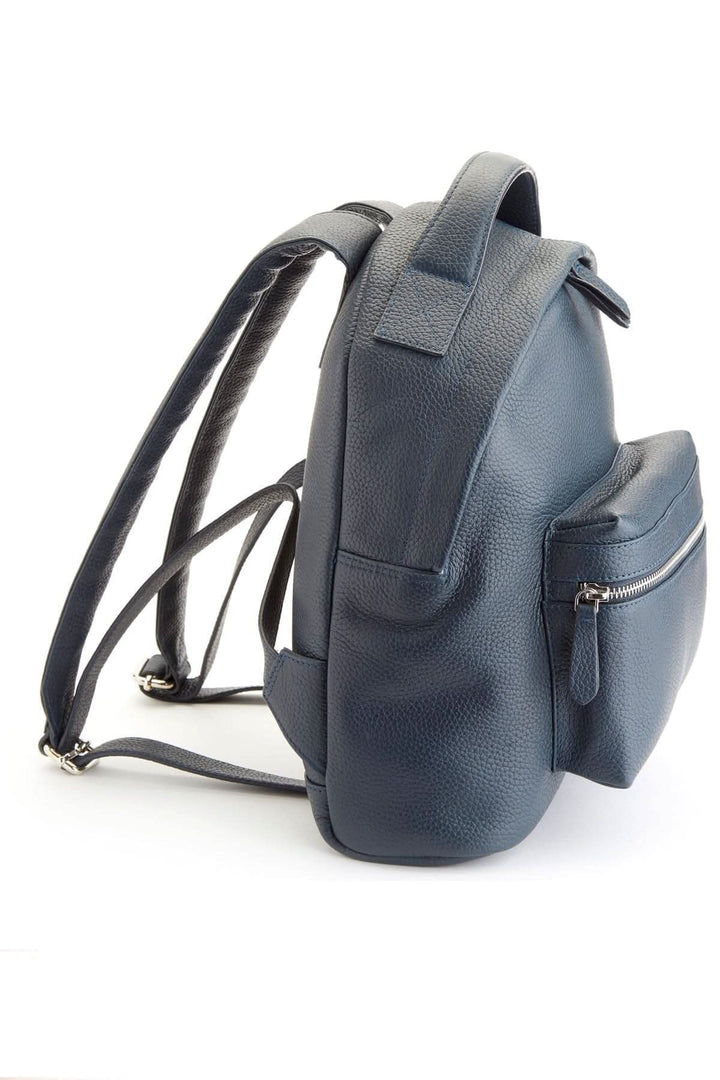 Sac à dos de voyage compact en cuir bleu, avec compartiment principal et poches zippées, design artisanal.