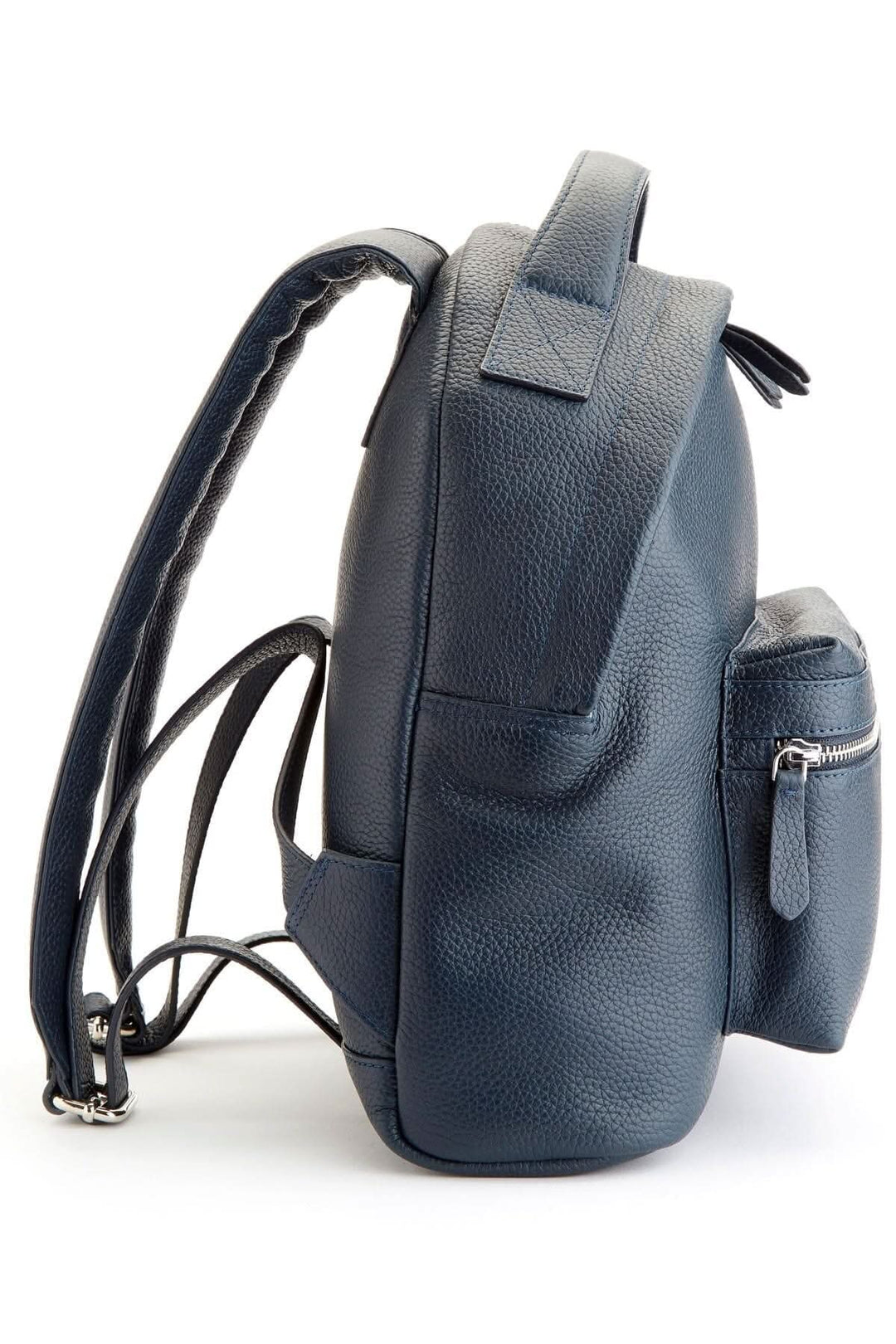 Sac à dos de voyage compact en cuir, vue de profil avec poches pratiques et bretelles ajustables.