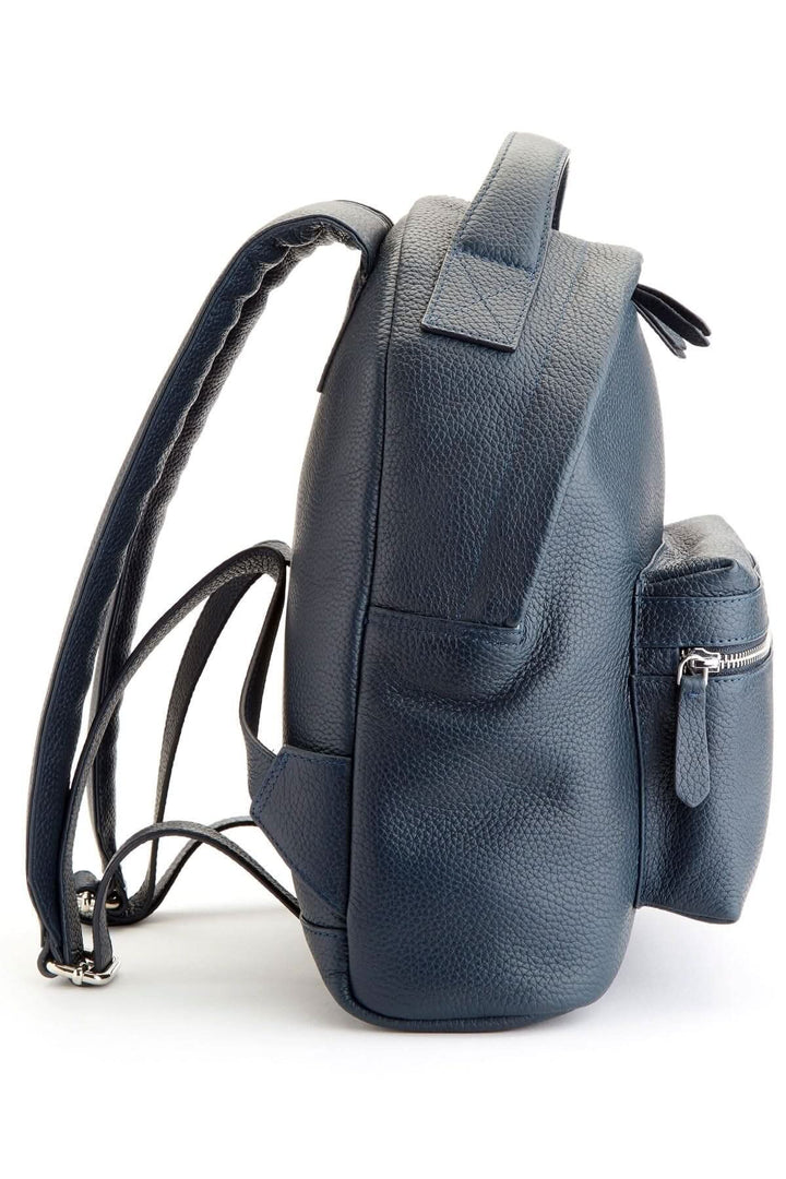 Sac à dos de voyage compact en cuir, vue de profil avec poches pratiques et bretelles ajustables.