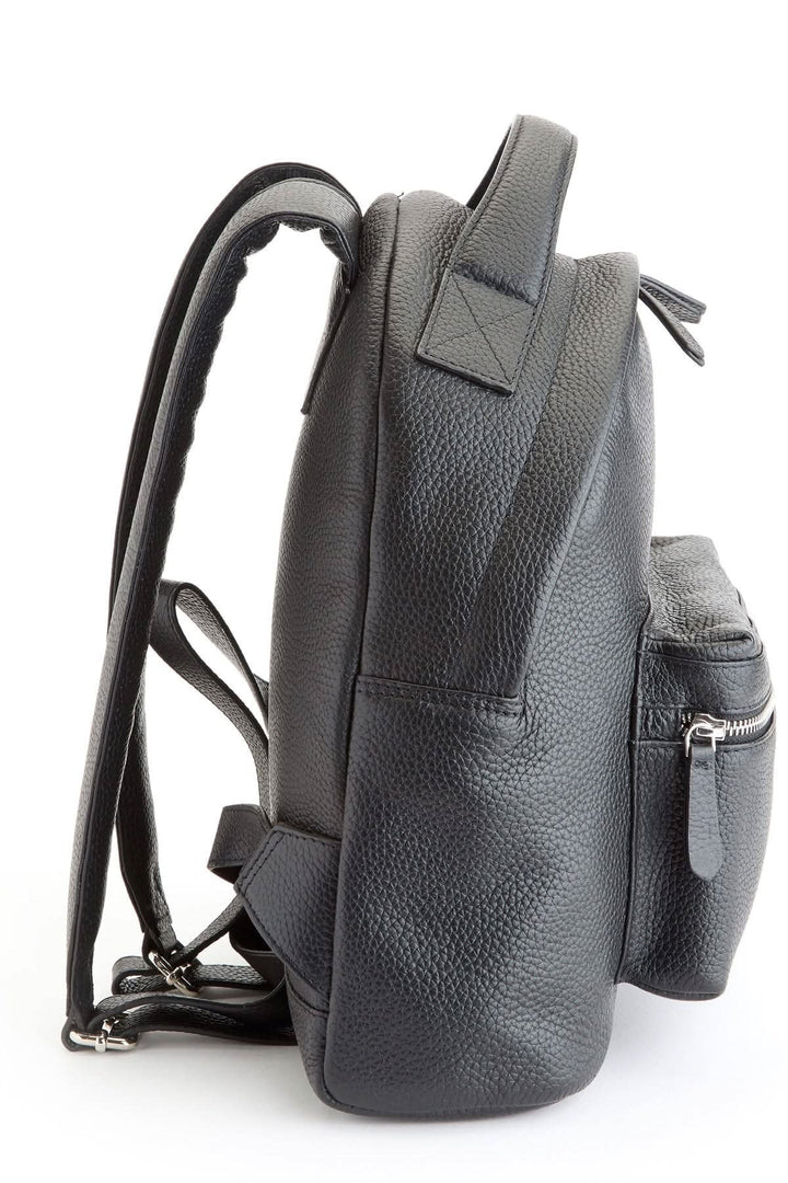 Sac à dos de voyage compact en cuir noir, avec poches pratiques et confortables bretelles.