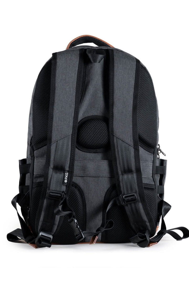 Sac à dos noir avec bretelles rembourrées et bandoulière réglable, parfait pour le transport d'équipement.