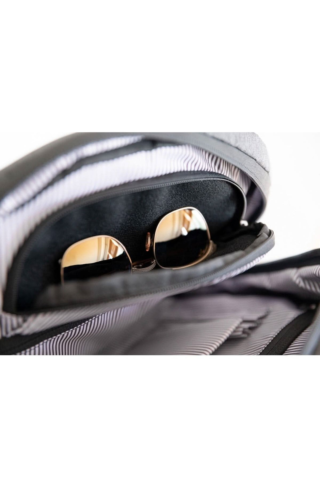 Vue intérieure du sac à dos Durham Outpost 30L montrant des lunettes de soleil dans la poche rembourrée.